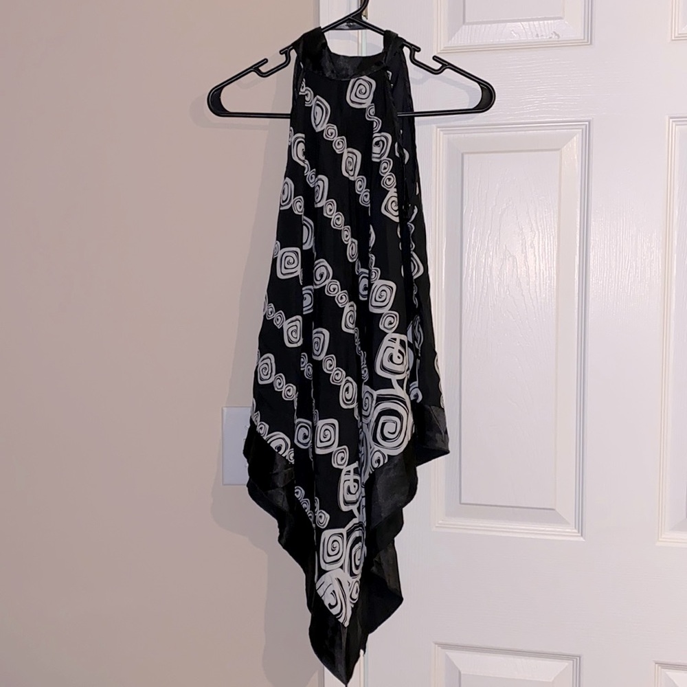 Black and white shirt size small. It looks very cute with a belt on.
